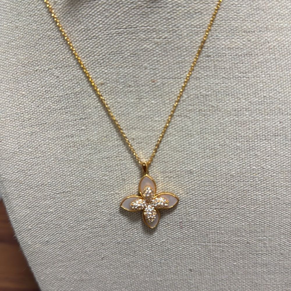 NWOT Clover Flower GoldTone Pendant Necklace & Matching Post Earrings. - Picture 2 of 9